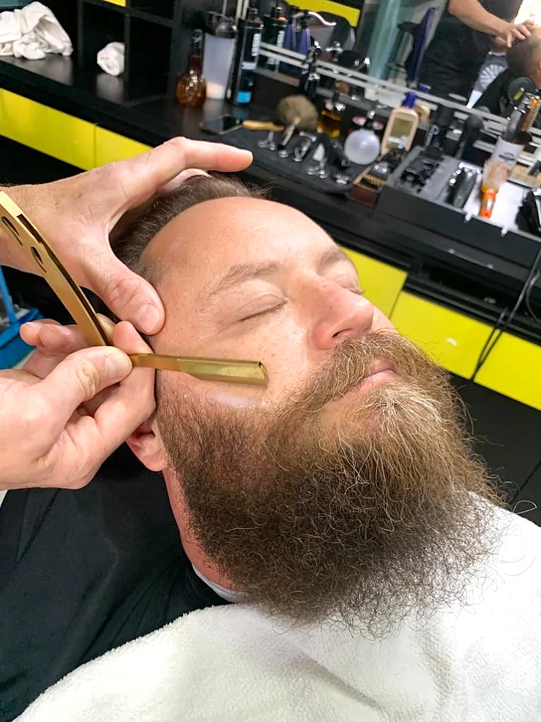 Acabamento de barba feito com navalha