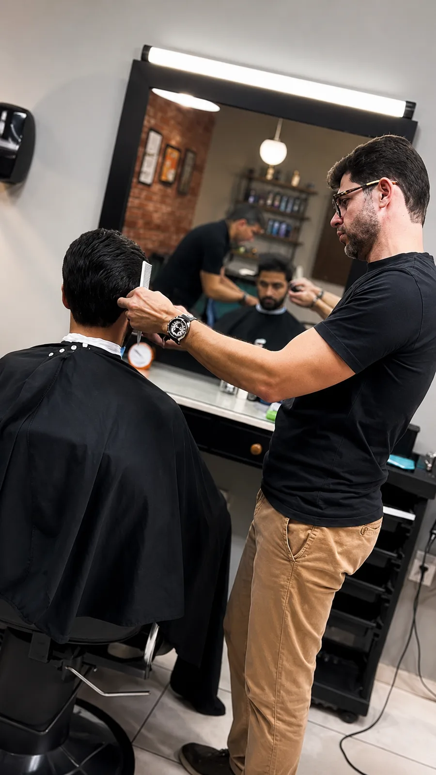 Rodrigo finalizando um corte na barbearia